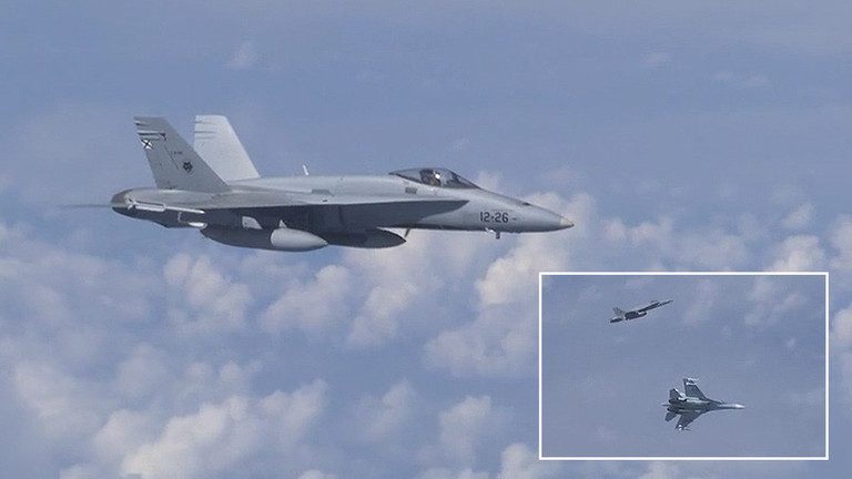 Un F-18 al NATO s-a apropiat prea mult de avionul lui Serghei Şoigu! Ce a urmat după, este de de poveste! – VIDEO