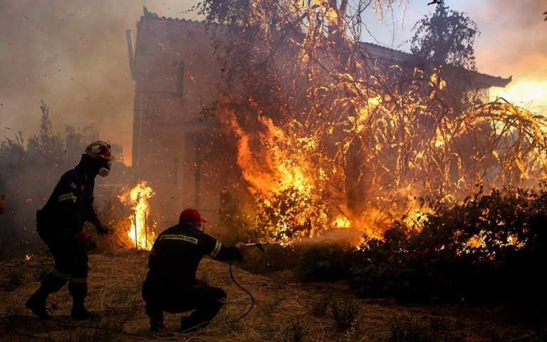 Incendiile de vegetaţie revin cu putere în Grecia! Localnicii sunt evacuaţi pe mare