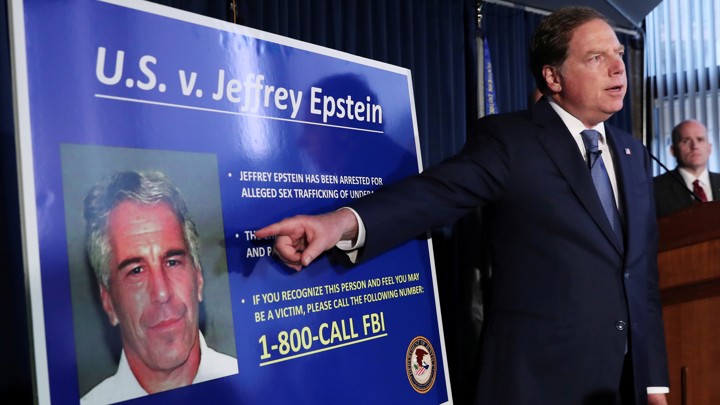 S-au găsit primii vinovaţi de moartea lui Jeffrey Epstein: Directorul închisorii a fost TRANSFERAT şi doi gardieni au fost SUSPENDAŢI!