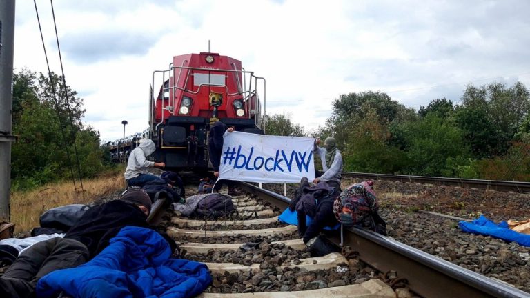 Ecologiştii au blocat pe şine un tren plin cu maşini Volkswagen – VIDEO