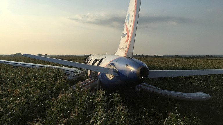 Un avion cu 233 de oameni la bord A ATERIZAT PE BURTĂ, într-un lan de porumb – VIDEO