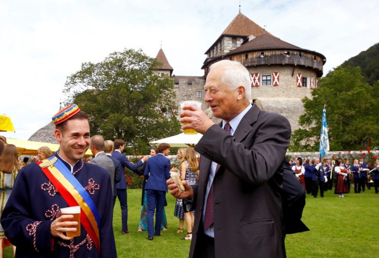 Liechtenstein a împlinit 300 de ani! Prinţul Hans-Adam II a ieșit la bere cu supușii săi