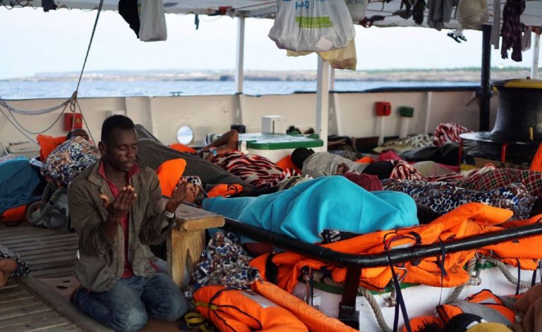 Sute de migranţi salvaţi din mare aşteaptă să fie debarcaţi în Europa