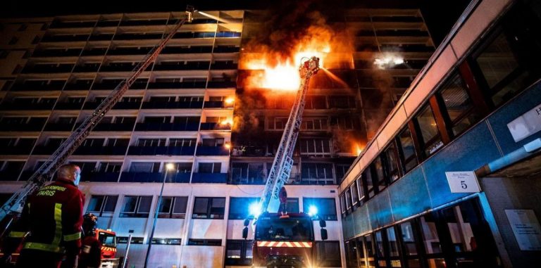 Incendiu puternic la un spital din Paris (VIDEO): Cel puțin un om a murit!