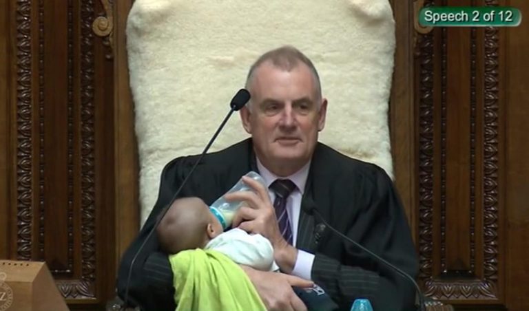 Bebelușul unui parlamentar gay a asistat la ședință din fotoliul de președinte al Camerei Reprezentanţilor