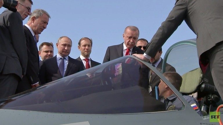 După ce ‘le-a dat cu flit’ americanilor, Erdogan negociază cu Putin achiziţionarea unor avioane de luptă ruseşti – VIDEO