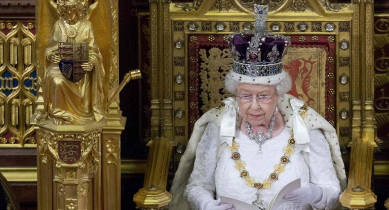 Aniversarea oficială a reginei Elisabeta a II-a a fost marcată printr-un ceremonial militar restrâns
