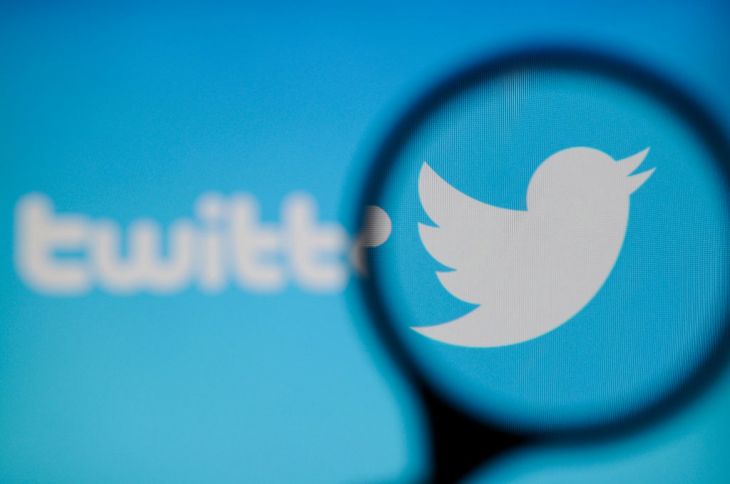 Twitter a suspendat zeci de conturi pro-Bloomberg