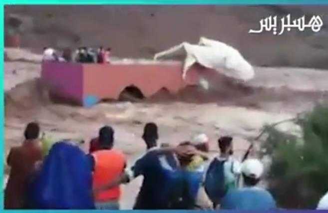 Inundaţiile aduc potopul în Maroc (VIDEO): 7 oameni au murit pe un teren de fotbal!