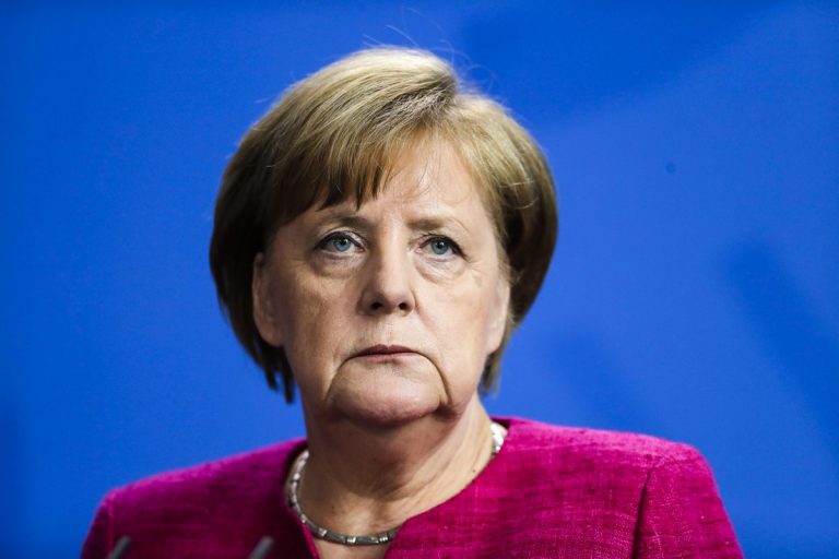 Steaua Angelei Merkel, considerată prea îngăduitoare cu Rusia lui Putin, a pălit