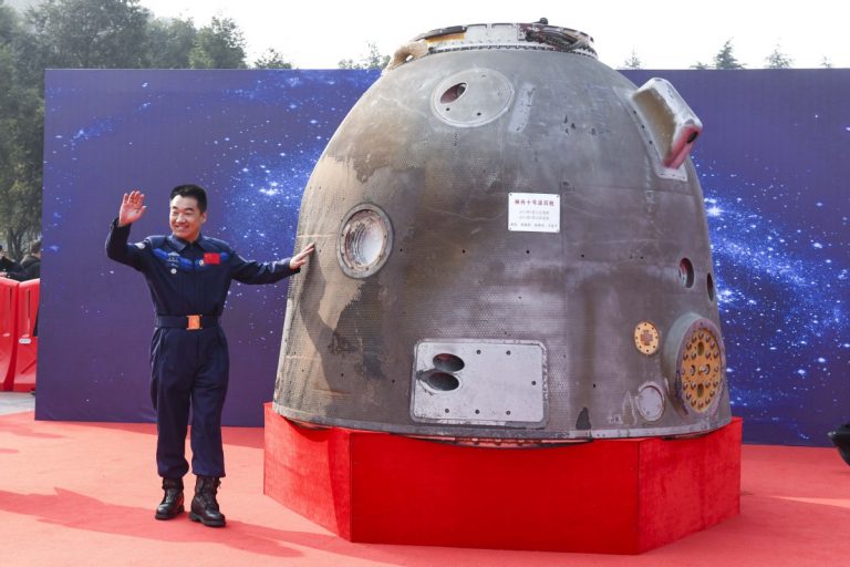 Astronauţii chinezi au revenit cu picioarele pe Pământ după trei luni în spaţiu (VIDEO)