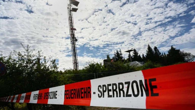 Trei oameni au murit după ce au căzut de pe un turn de televiziune din Germania
