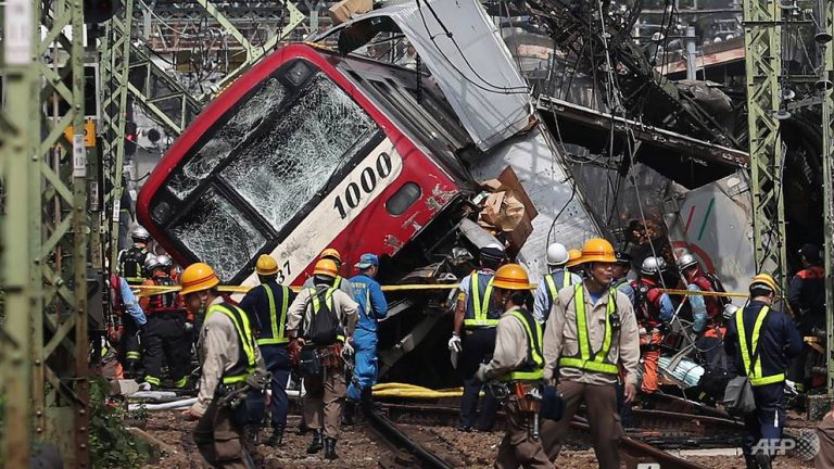 Camion izbit de tren în Japonia (VIDEO). Cel puţin 35 de oameni sunt răniţi!