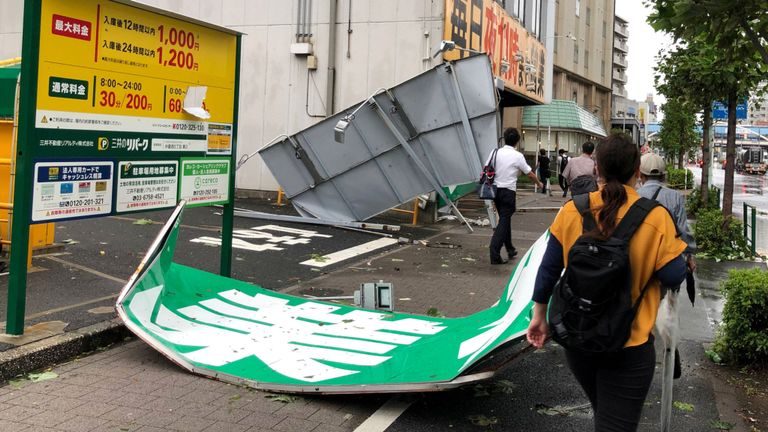 Taifunul Faxai face ravagii în Japonia (VIDEO). Un om a murit la Tokyo!
