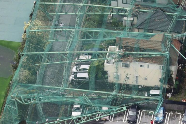Japonia este devastată de un super-taifun (VIDEO). Trei oameni au murit şi alţi zece au ajuns în spital!