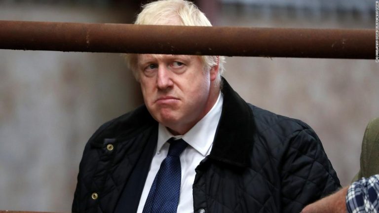Ce face Boris Johnson înainte de culcare? Rezolvă ecuaţii şi citește poeme în greacă