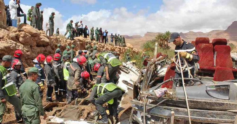 Un autobuz plin cu oameni S-A RĂSTURNAT pe un pod din Maroc. Cel puţin 17 pasageri au murit!