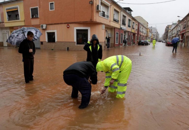 Bilanţul inundaţiilor din sud-estul Spaniei a urcat la şapte morţi