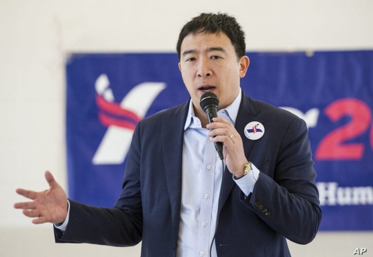 Andrew Yang donează banii de campanie la 10 familii americane