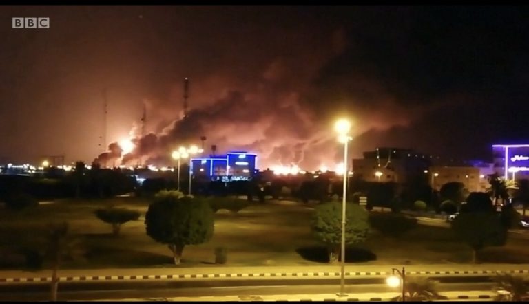 O rachetă a rebelilor houthi a lovit un rezervor de petrol al companiei Aramco din Arabia Saudită