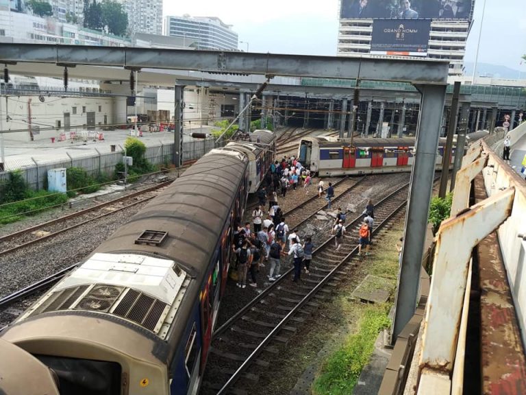 Un tren de pasageri a DERAIAT în Hong Kong (VIDEO). Mai mulţi călători au fost răniţi!