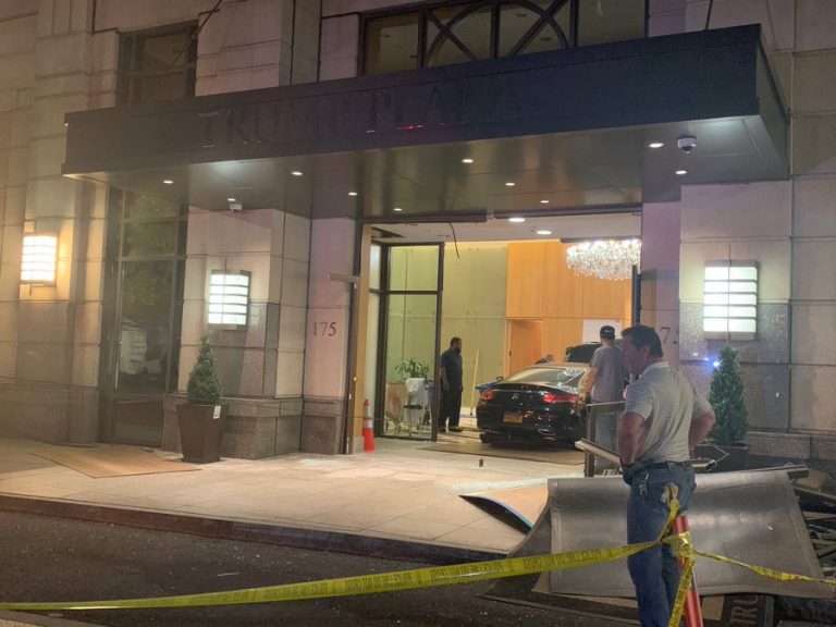 A intrat cu bolidul direct în recepția hotelului lui Trump! Trei oameni au fost răniți! (VIDEO)