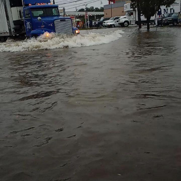 POTOP în Houston! Cel puțin doi oameni au murit și mai multe case au fost inundate. Autoritățile decretează stare de urgență!