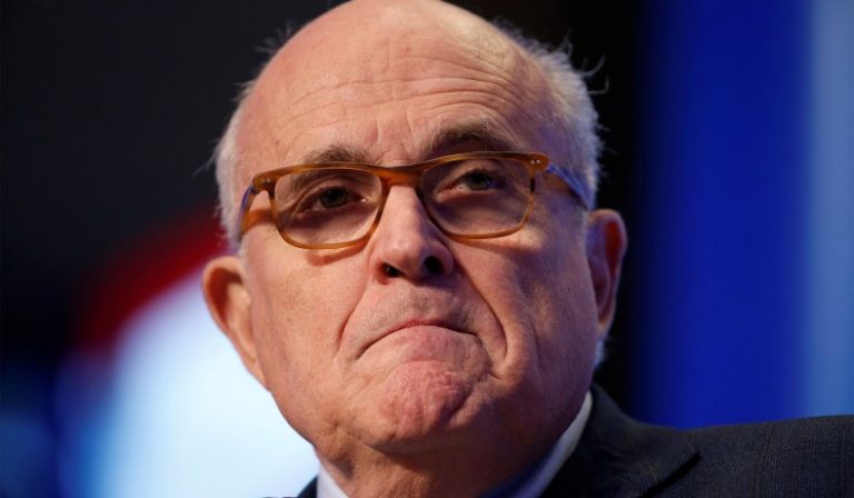 Un judecător federal a aprobat analizarea documentelor confiscate de la Rudy Giuliani