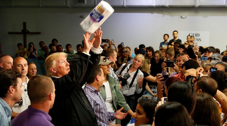 Trump, gafă după gafă în Puerto Rico. A aruncat în oameni cu role de hârtie! – FOTO/VIDEO
