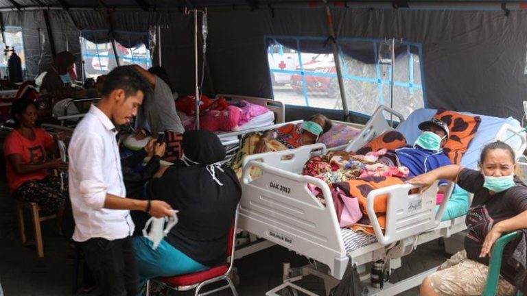 Un val de informaţii false a semănat panica printre victimele seismului de acum două săptămâni din Indonezia