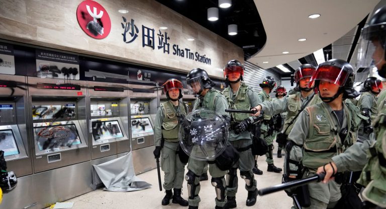 Mii de protestatari au ocupat centrele comerciale din Hong Kong. Poliţia a utilizat gaze lacrimogene