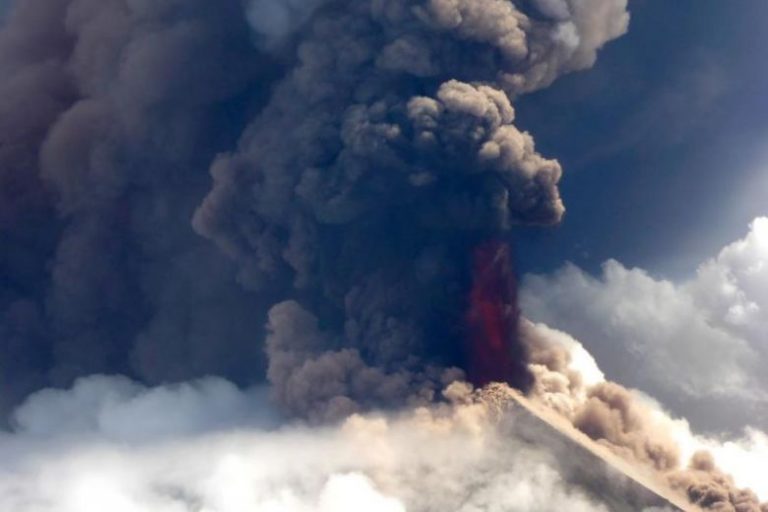 Vulcanul Ulawun erupe cu putere pentru a doua oară în ultimele trei luni