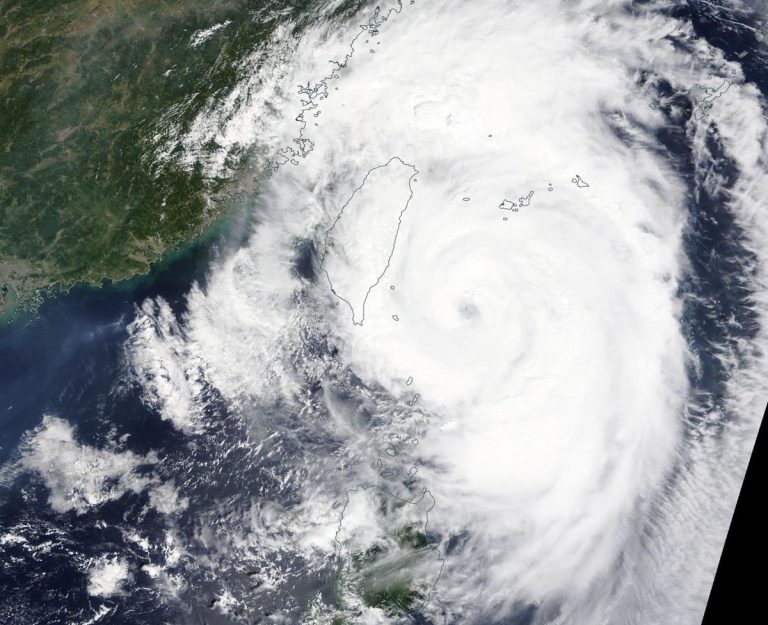 NASA a surprins o imagine cu ochiul taifunului Mitag