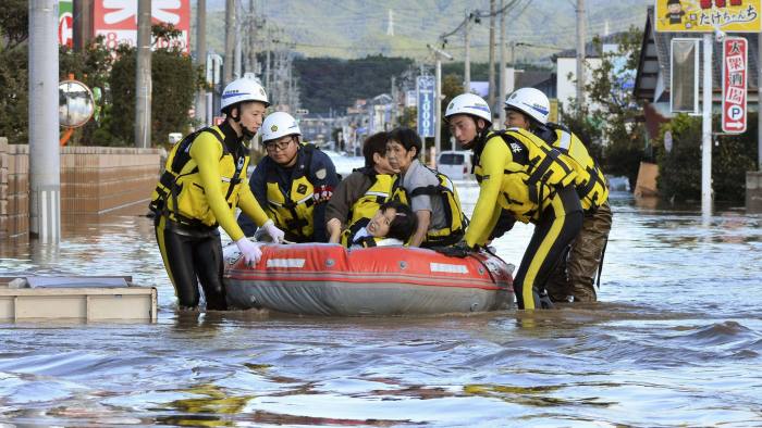 Peste un milion de persoane din sudul Japoniei au primit ordine de evacuare, după ce ploile torenţiale au făcut 44 de victime