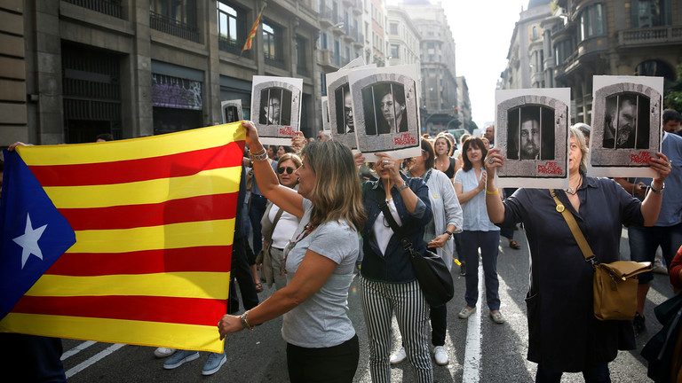 Peste jumătate de milion de oameni au protestat la Barcelona; noi ciocniri cu poliţia