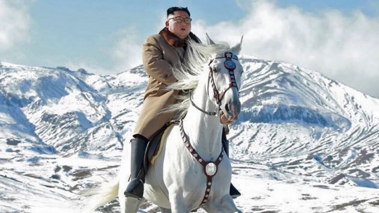 Kim Jong Un ‘sfidează’ sancțiunile călare pe un cal alb