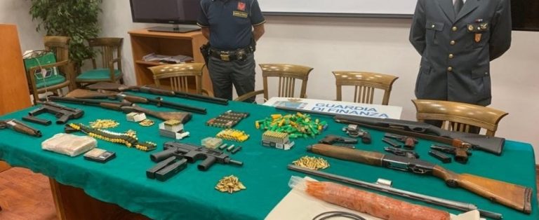 Poliția italiană a găsit 2,5 kilograme de explozibil într-un bârlog al mafiei