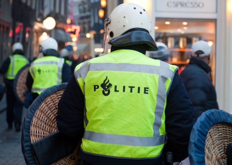 Proteste anti-restricţii la Amstrdam (VIDEO)! 30 de oameni au fost arestaţi