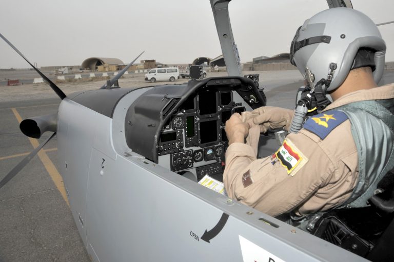 Aviaţia irakiană a bombardat poziţiile Daesh din Siria