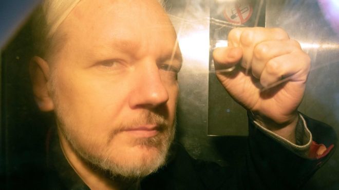 Julian Assange este liber şi a părăsit Marea Britanie