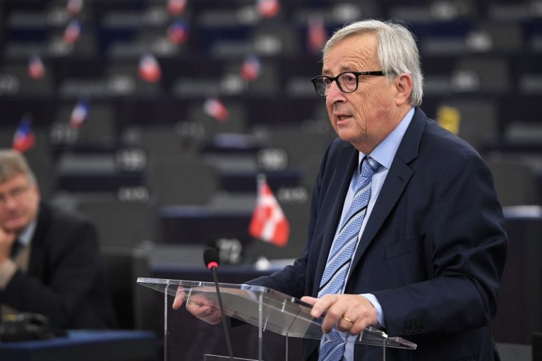 Jean-Claude Juncker a ajuns la ora bilanțului. Șeful CE a fost aplaudat în picioare dar și criticat la scenă deschisă