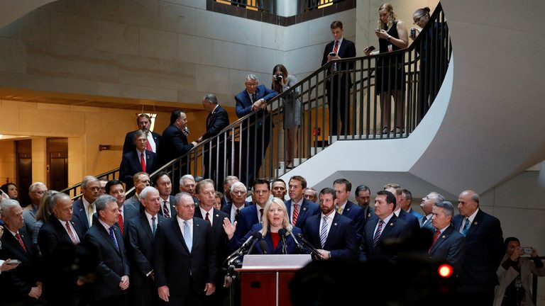 VIDEO – Republicanii lui Trump au dat buzna în comisia Congresului care-l anchetează pe preşedintele american