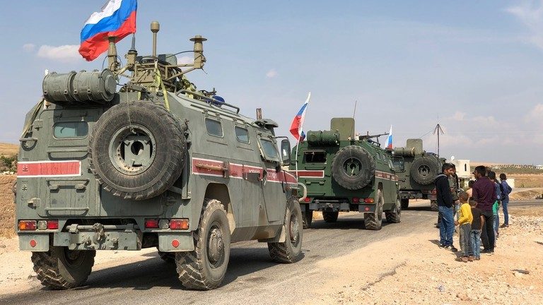 Militarii ruşi au început să patruleze linia care îi desparte de zona controlată de americani în Siria
