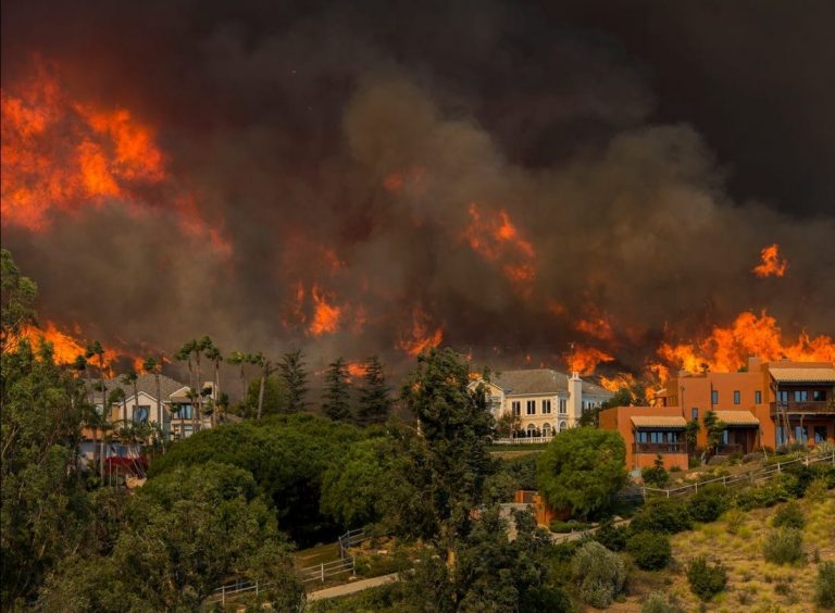 Incendii catastrofale în California! Vedetele americane FUG din calea flăcărilor
