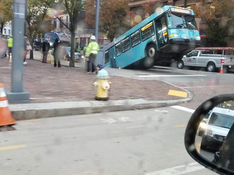 Un autobuz a căzut într-o groapă uriaşă creată brusc în mijlocul drumului – VIDEO