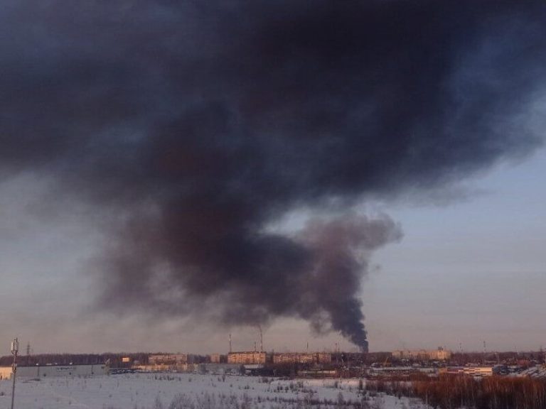 Federația Rusă a declarat că „a oprit încercările” de a ataca peste 50 de drone. Uzina Rosneft a luat foc în Riazan, iar clădirea FSB din Belgorod a fost avariată 