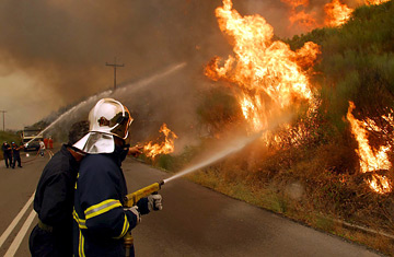 Incendiu la o fabrică de reciclare din Atena, o autostradă închisă
