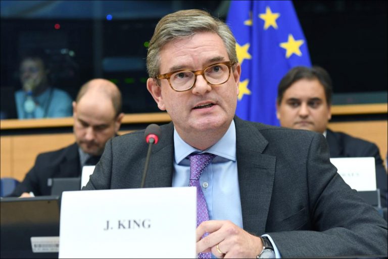 Comisarul european britanic, Julian King: ‘Îmi vor lipsi pupăturile lui Juncker’