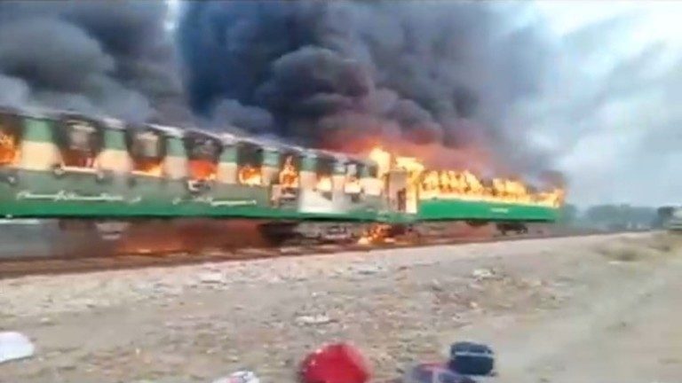 Incendiu într-un tren din Pakistan – Bilanțul a ajuns la 74 de morți