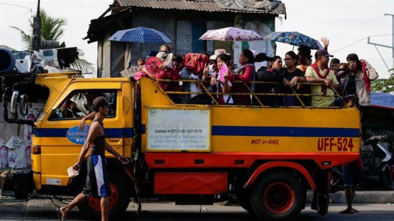 19 morţi după ce un camion plin cu muncitori a căzut într-o prăpastie din Filipine